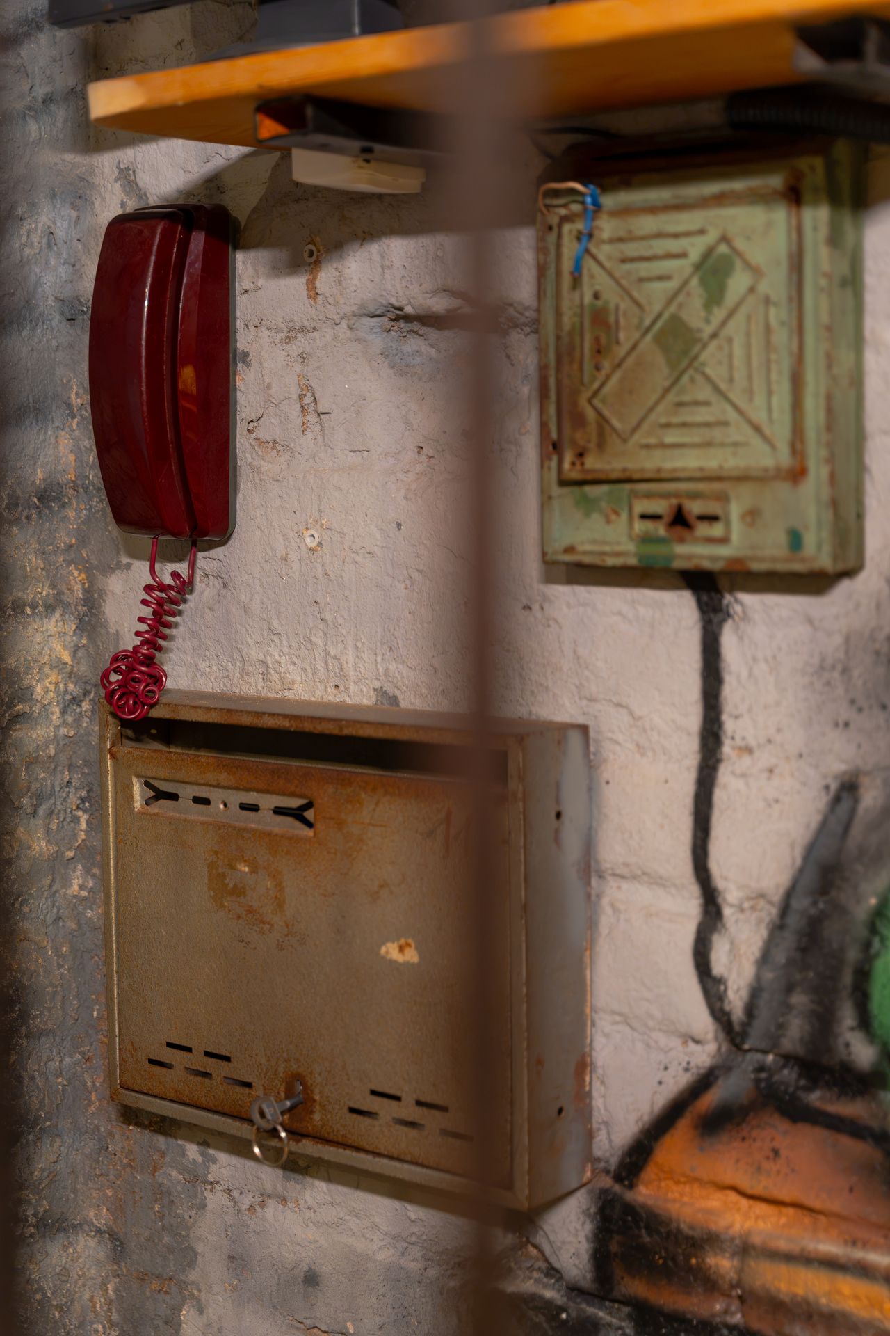 Börtöncsapda szabadulószoba – régi telefon a falon